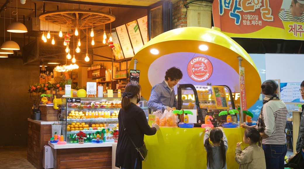 Seogwipo Maeil Olle Market which includes markets as well as a family