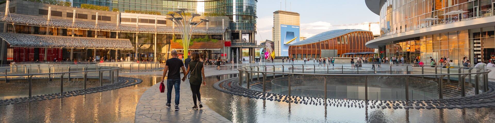 Piazza Gae Aulenti showing street scenes and a fountain as well as a couple