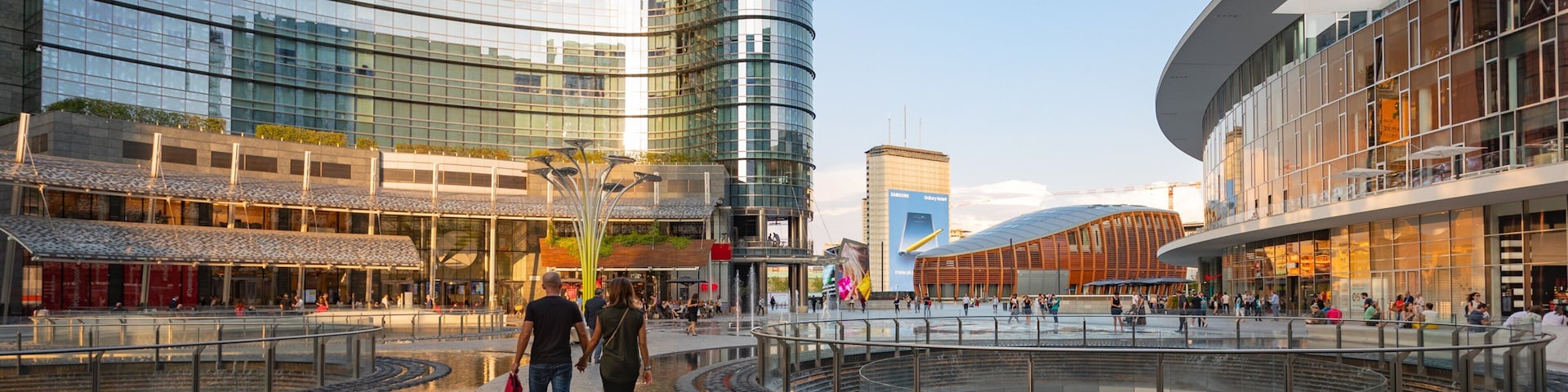 Piazza Gae Aulenti showing street scenes and a fountain as well as a couple