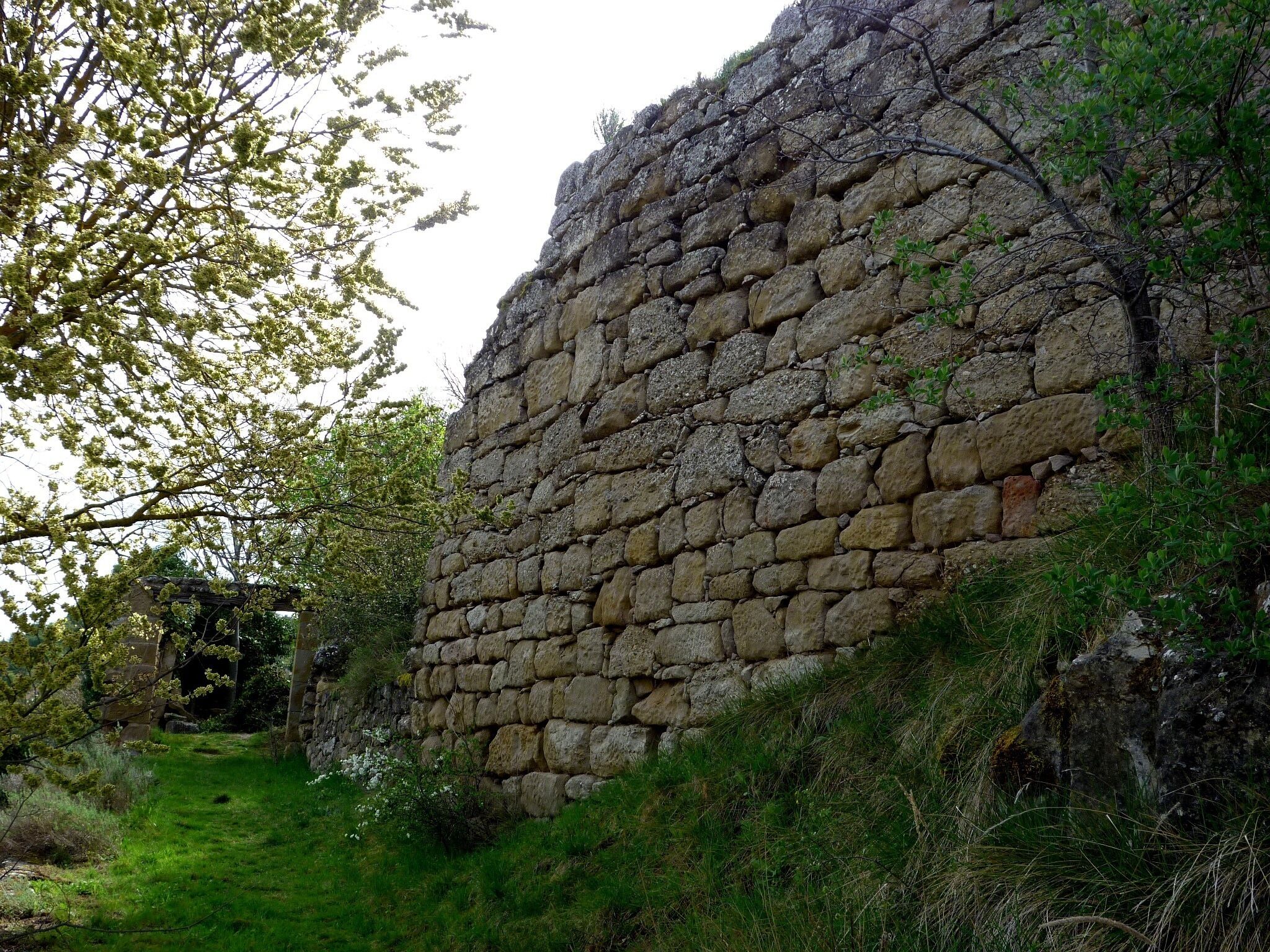 Castell de Ceuró (Castellar de la Ribera): restes de murs