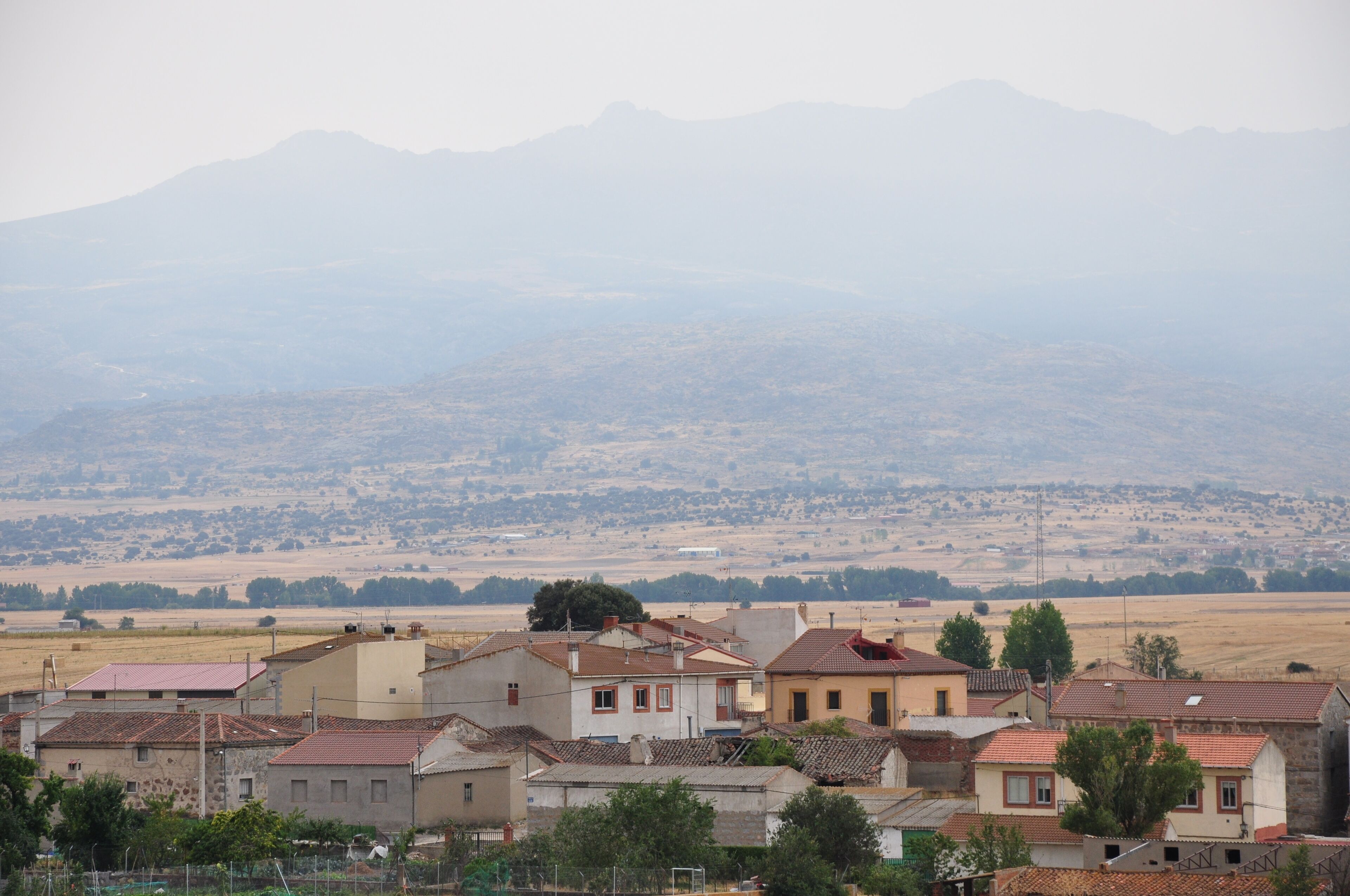 Panorámica de Santa María del Arroyo con los Picos Zapateros al fondo en la Sierra de la Paramera (Ávila), España.