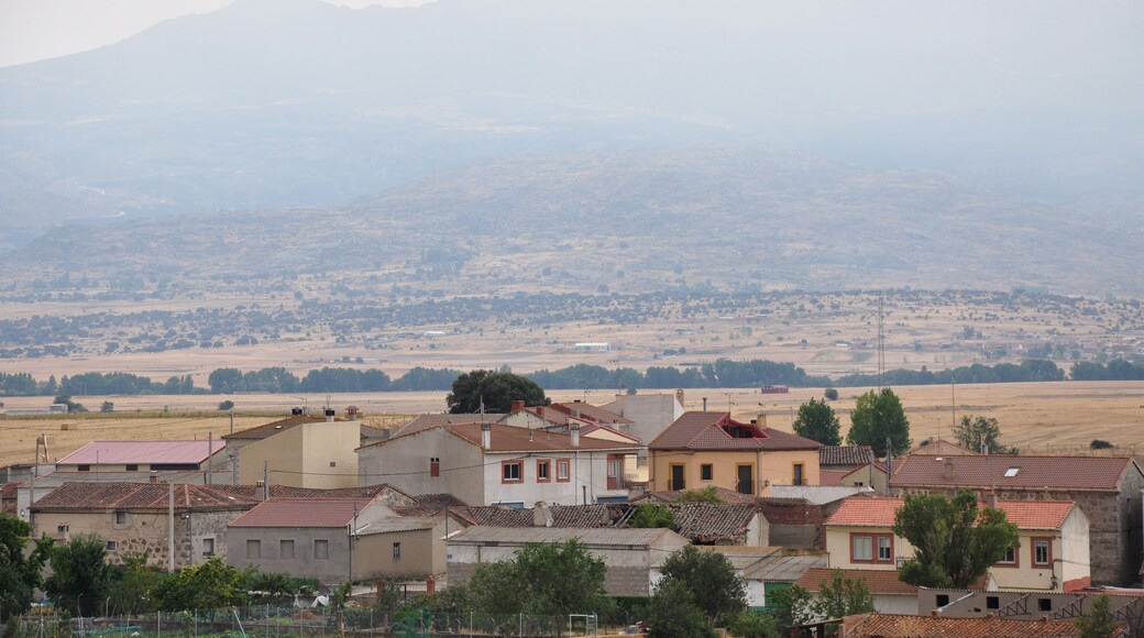 Panorámica de Santa María del Arroyo con los Picos Zapateros al fondo en la Sierra de la Paramera (Ávila), España.