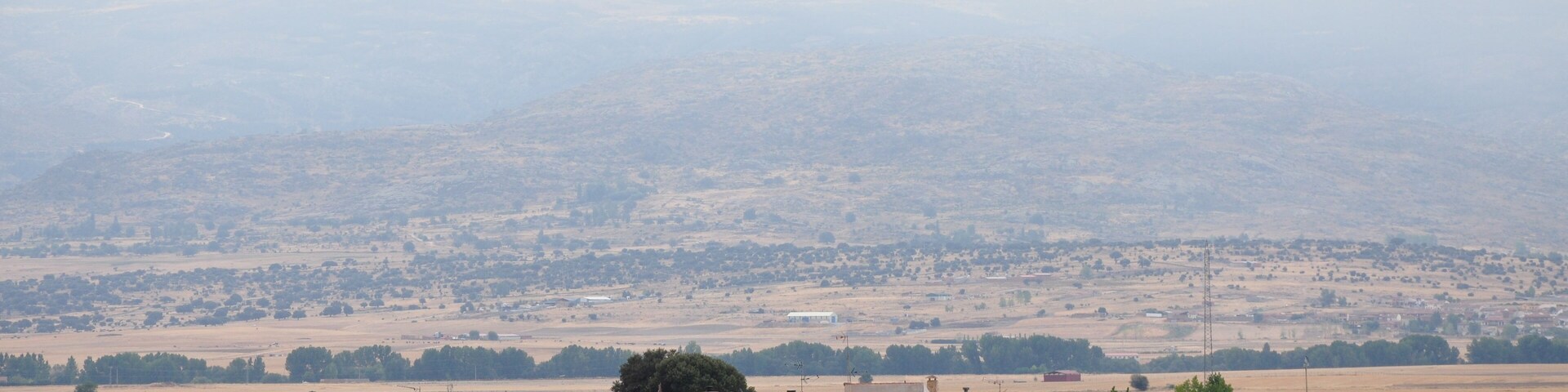 Panorámica de Santa María del Arroyo con los Picos Zapateros al fondo en la Sierra de la Paramera (Ávila), España.