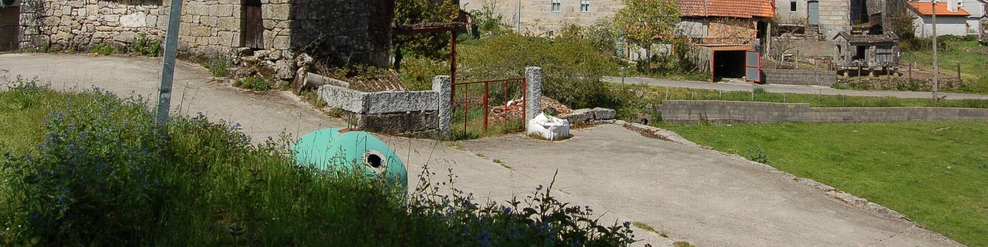 Vista da aldea de Vilar, na parroquia de Barroso, no concello de Avión