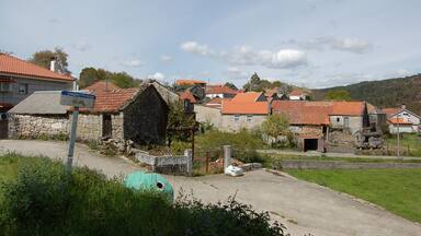 Vista da aldea de Vilar, na parroquia de Barroso, no concello de Avión