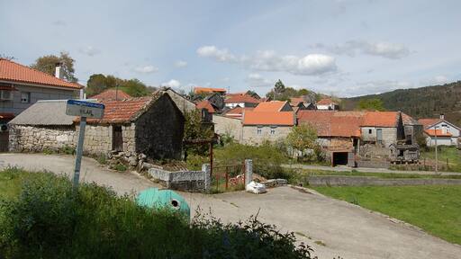 Vista da aldea de Vilar, na parroquia de Barroso, no concello de Avión