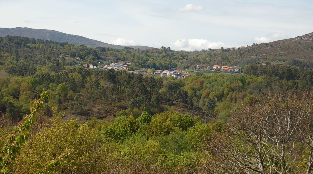 Vista da aldea de Cernadas, na parroquia de Avión, no concello de Avión. Imaxe tomada desde Barroso