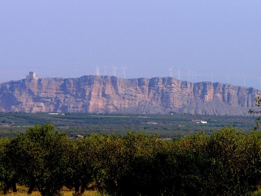 Curiosa vista de Quel y eolicos de Calahorra