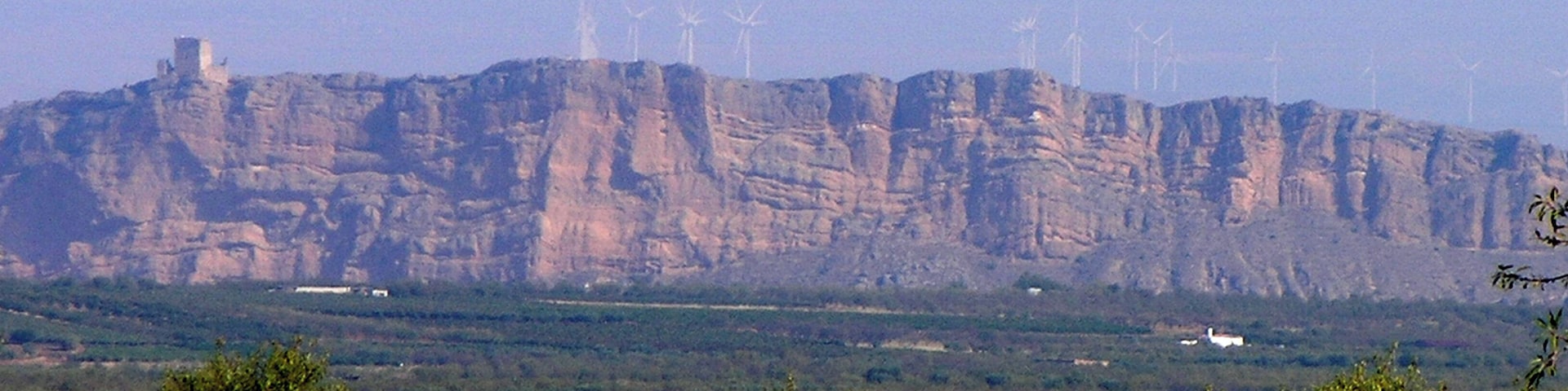 Curiosa vista de Quel y eolicos de Calahorra
