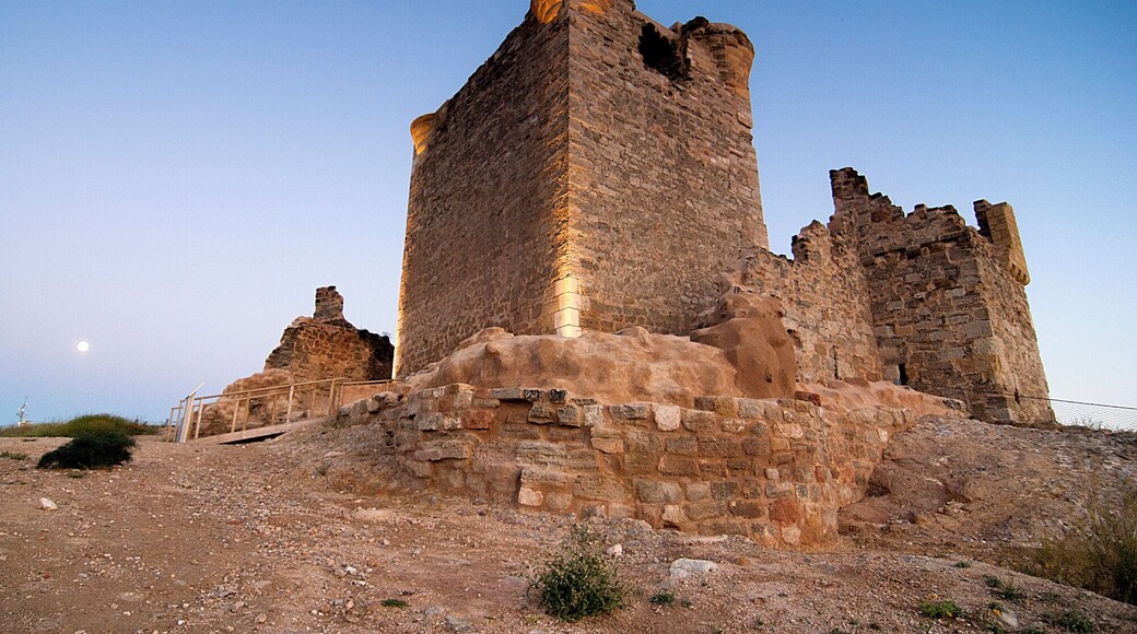 Al fondo la superluna, que se ha quedado en minipunto.