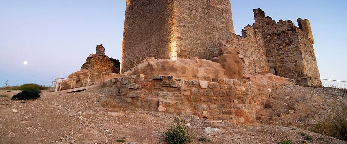 Al fondo la superluna, que se ha quedado en minipunto.