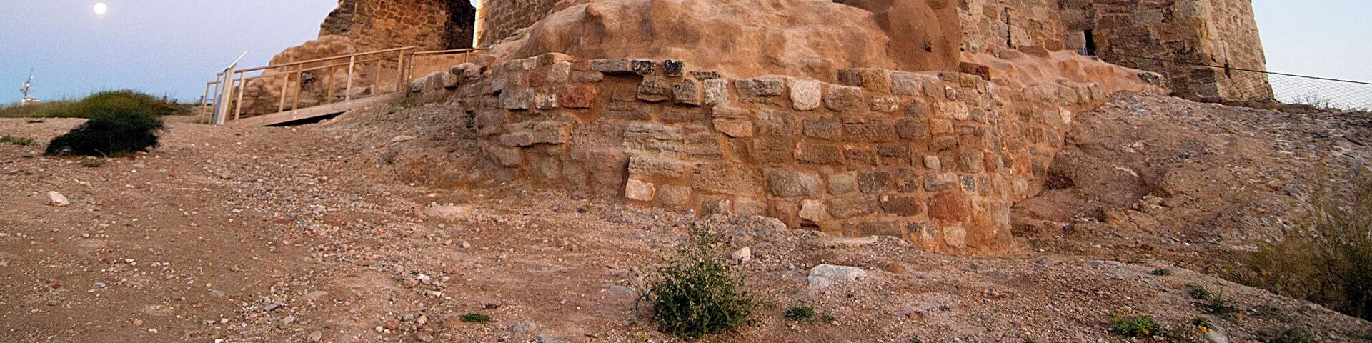 Al fondo la superluna, que se ha quedado en minipunto.