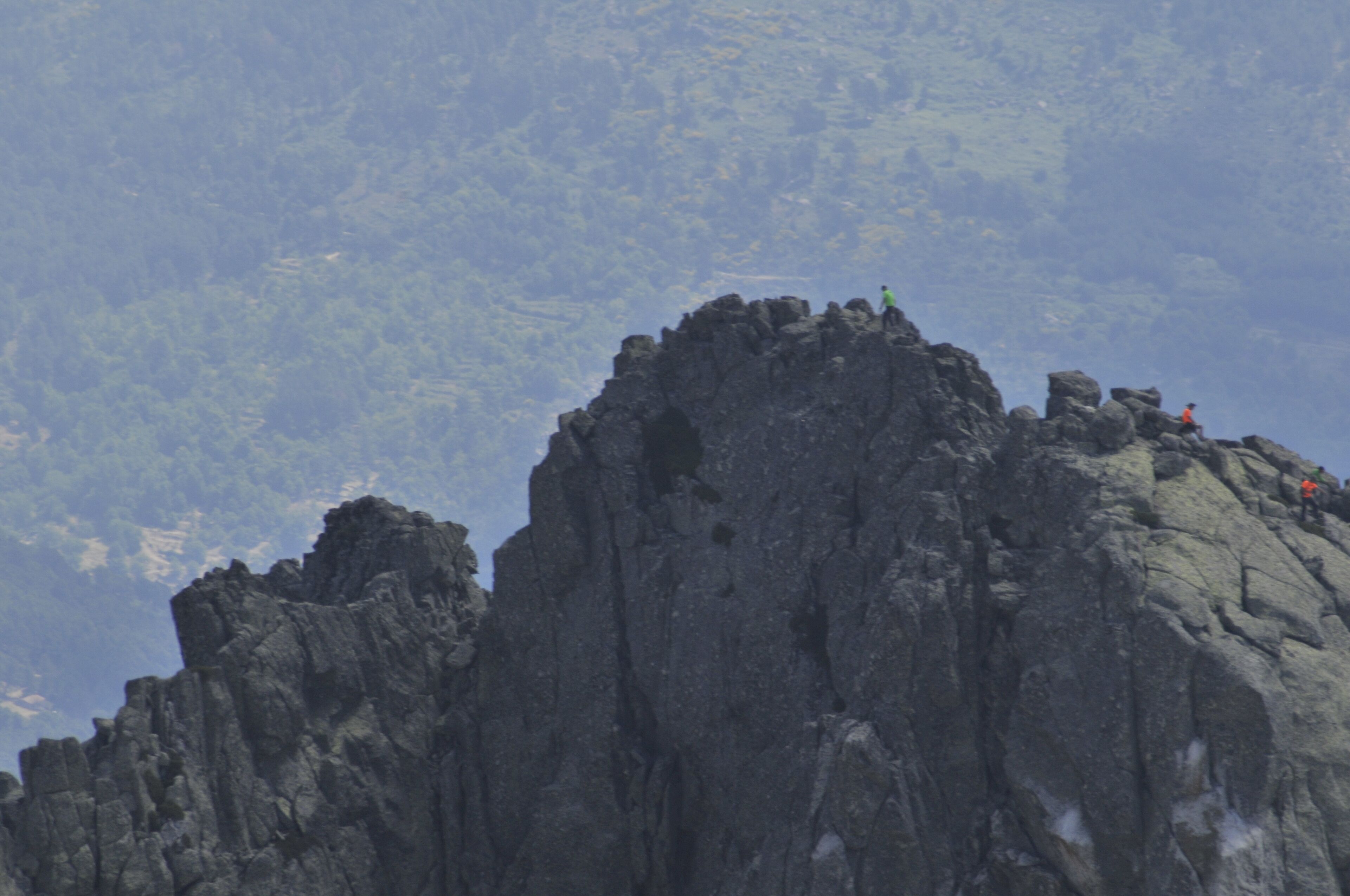 ESCALADORES EN LAS AGUJAS