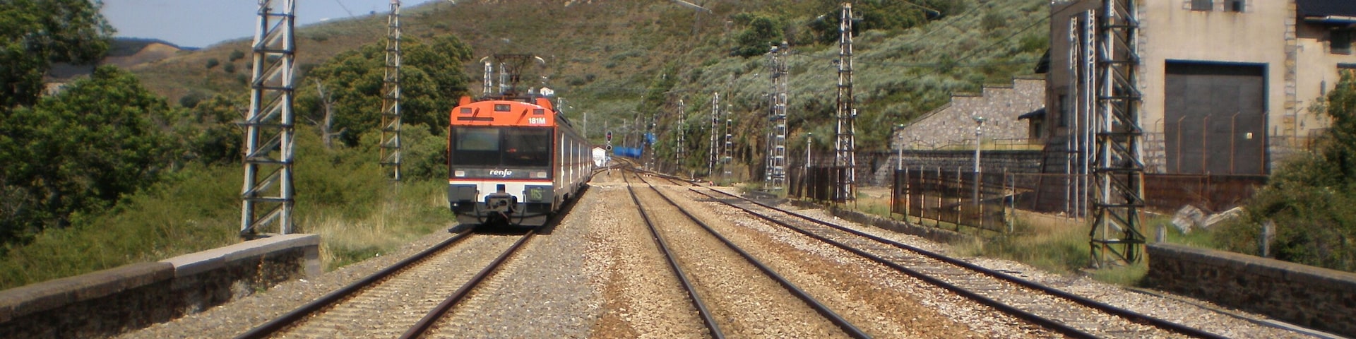 Una unidad eléctrica múltiple de la serie 470 de Renfe Operadora en la estación de La Granja (La Granja de San Vicente).