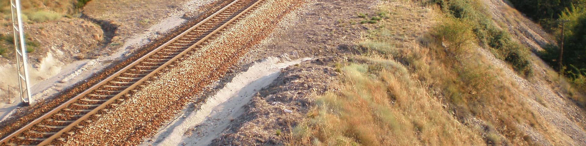 Línea León-La Coruña, entre la estación de La Granja, justo a la salida de esta y mirando hacia ella, y la estación de Brañuelas, en el término municipal de Torre del Bierzo.