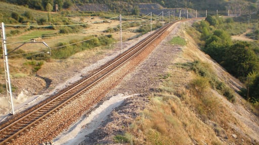 Línea León-La Coruña, entre la estación de La Granja, justo a la salida de esta y mirando hacia ella, y la estación de Brañuelas, en el término municipal de Torre del Bierzo.