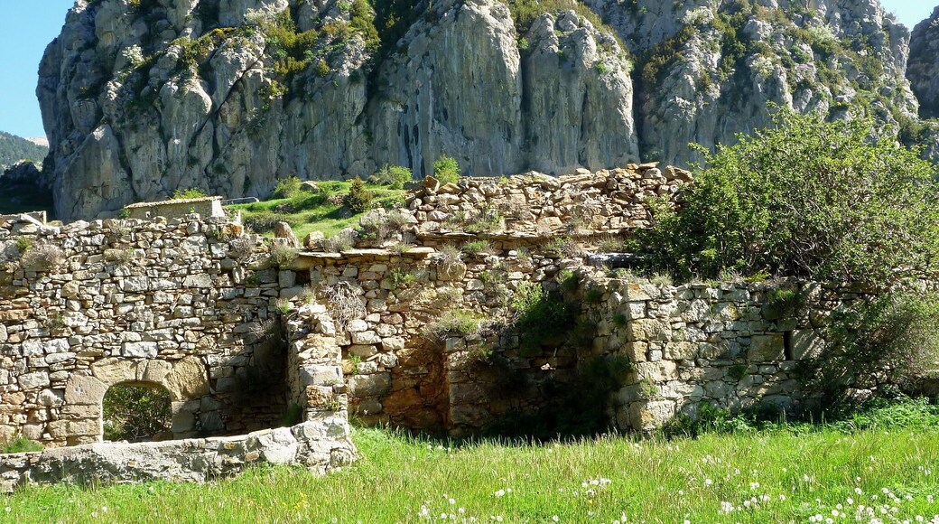 Església parroquial de Sant Miquel (Fígols) amb el Roc de Peguera al fons