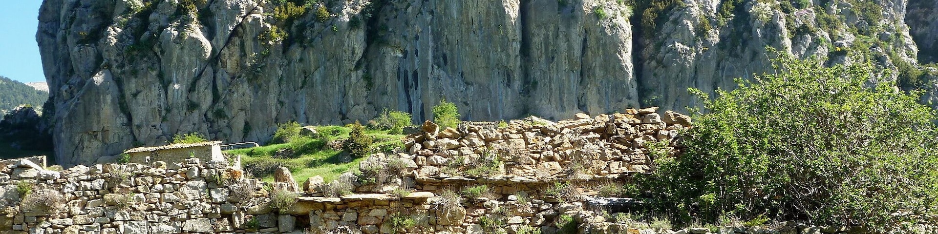 Església parroquial de Sant Miquel (Fígols) amb el Roc de Peguera al fons