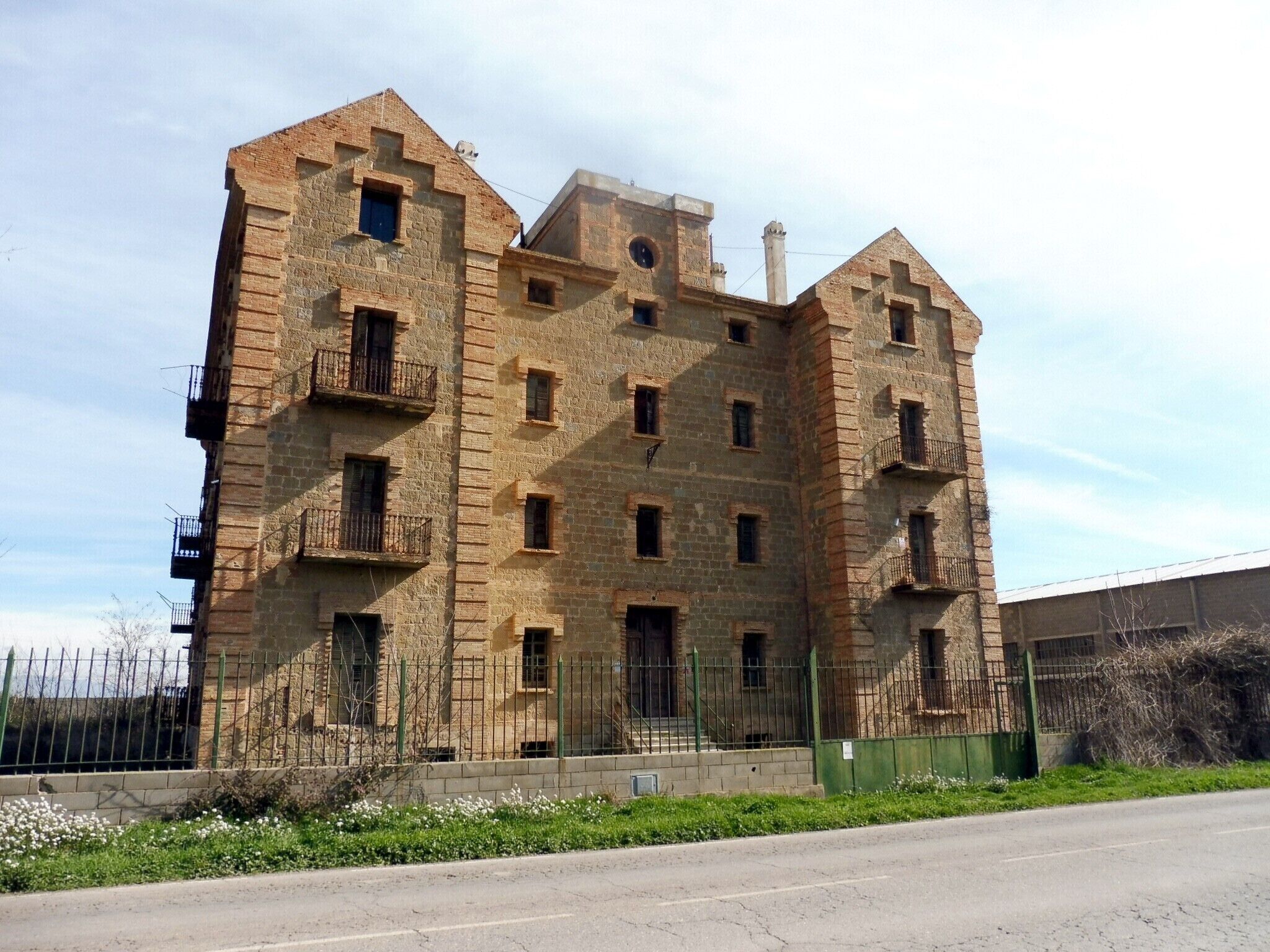 La Sucrera del Segre (Menàrguens): la Casa Gran This is a photo of a building indexed in the Catalan heritage register as Bé Cultural d'Interès Local (BCIL) under the reference IPA-22246.
