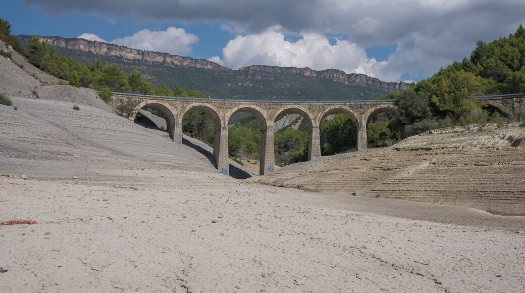 Low water level at the Yesa reservoir. Bridge of the N240 state road. Aragón, Spain