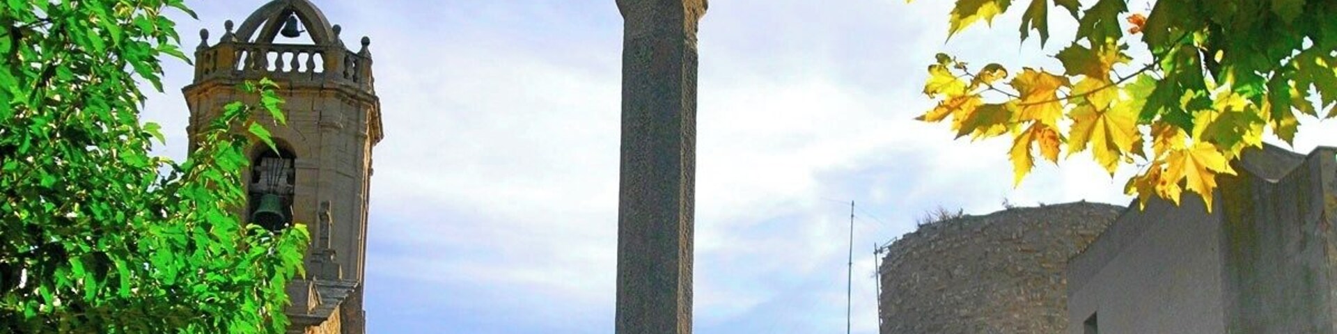 Ivorra: creu de terme, campanar i torre del castell