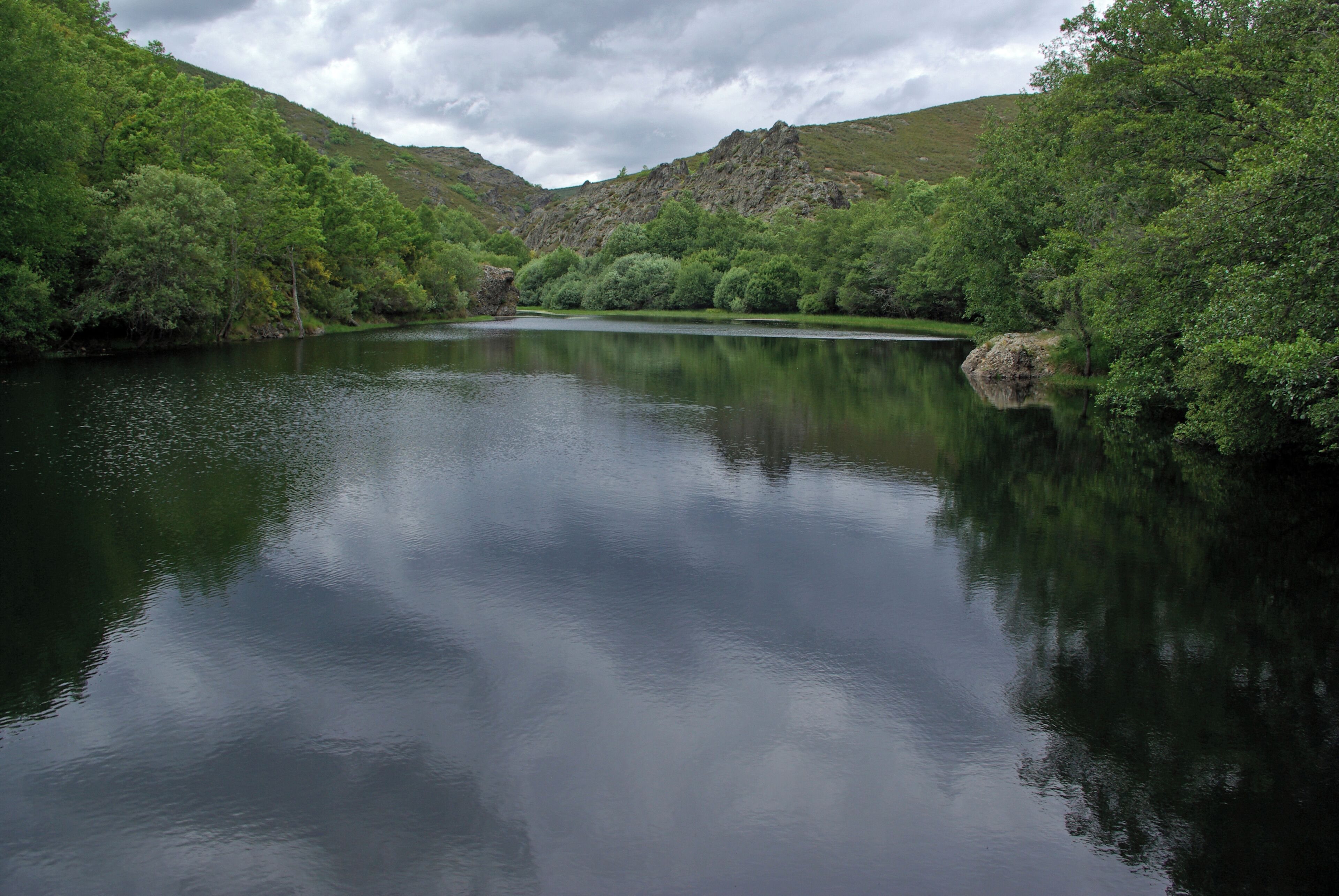 Dam of river Valdesamario, Órbigo basin, near Murias de Ponjos (Valdesamario, León, Spain).