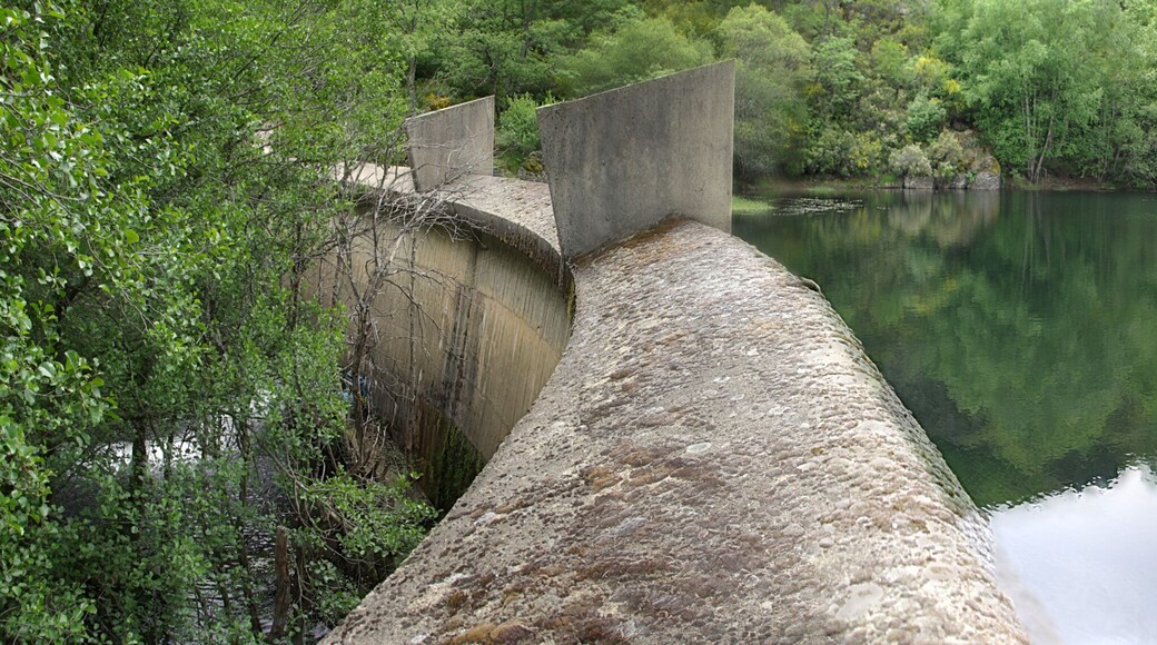 Dam of river Valdesamario, Órbigo basin, near Murias de Ponjos (Valdesamario, León, Spain).