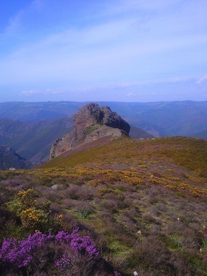 Peñasco en la frontera entre Lugo y Asturias