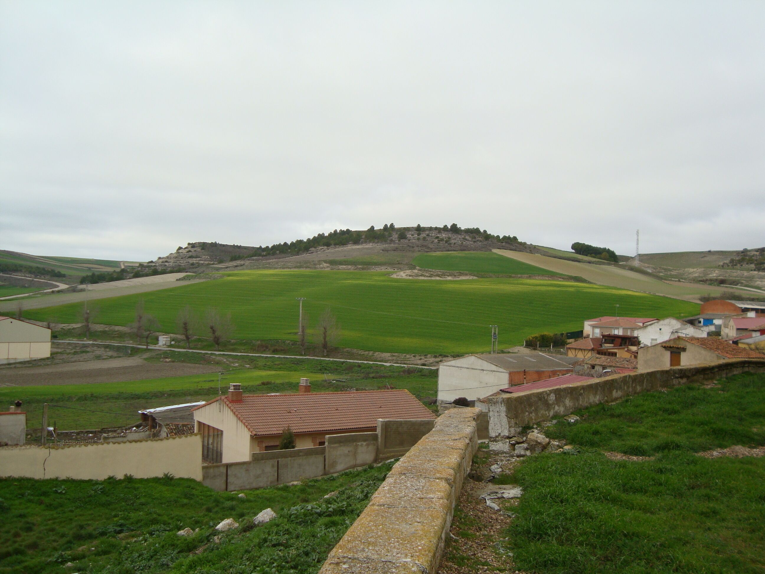 Vista desde detrás de la iglesia parroquial de San Millán de Velilla (Valladolid).