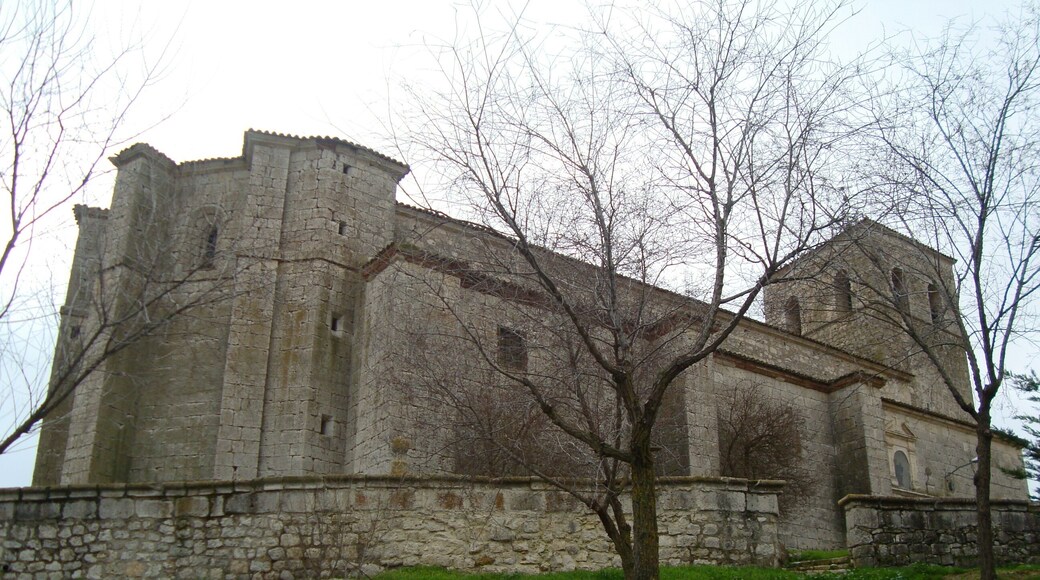 Iglesia parroquial de San Millán, en lo alto de la localidad de Velliza (Valladolid).
