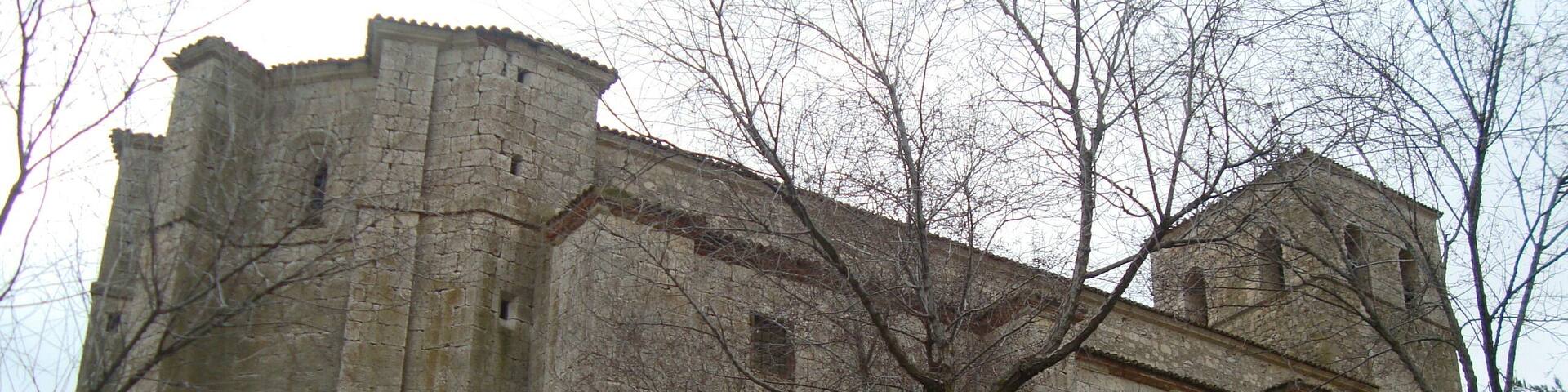 Iglesia parroquial de San MillĂĄn, en lo alto de la localidad de Velliza (Valladolid).
