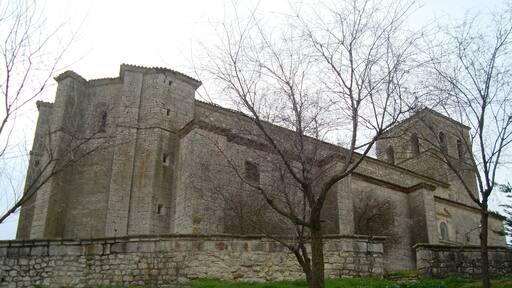 Iglesia parroquial de San Millán, en lo alto de la localidad de Velliza (Valladolid).