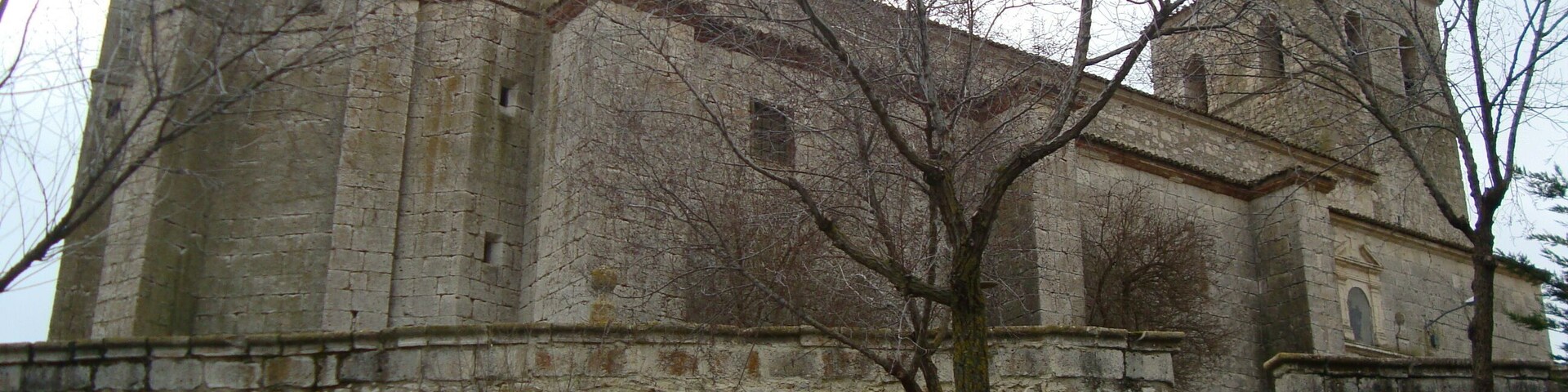 Iglesia parroquial de San Millán, en lo alto de la localidad de Velliza (Valladolid).