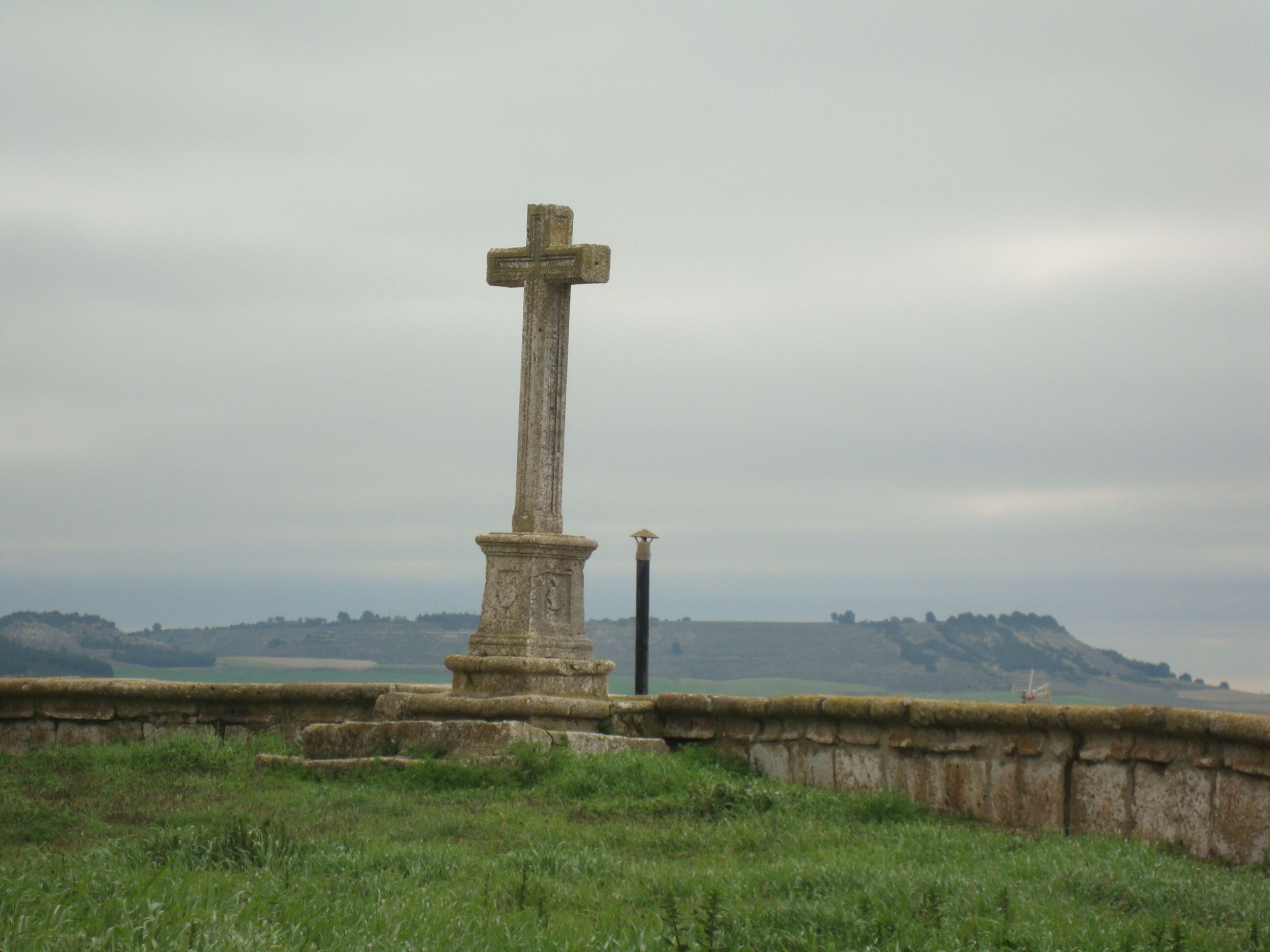 Crucero en la iglesia parroquial de San Millán, en lo alto de la localidad de Velliza (Valladolid).