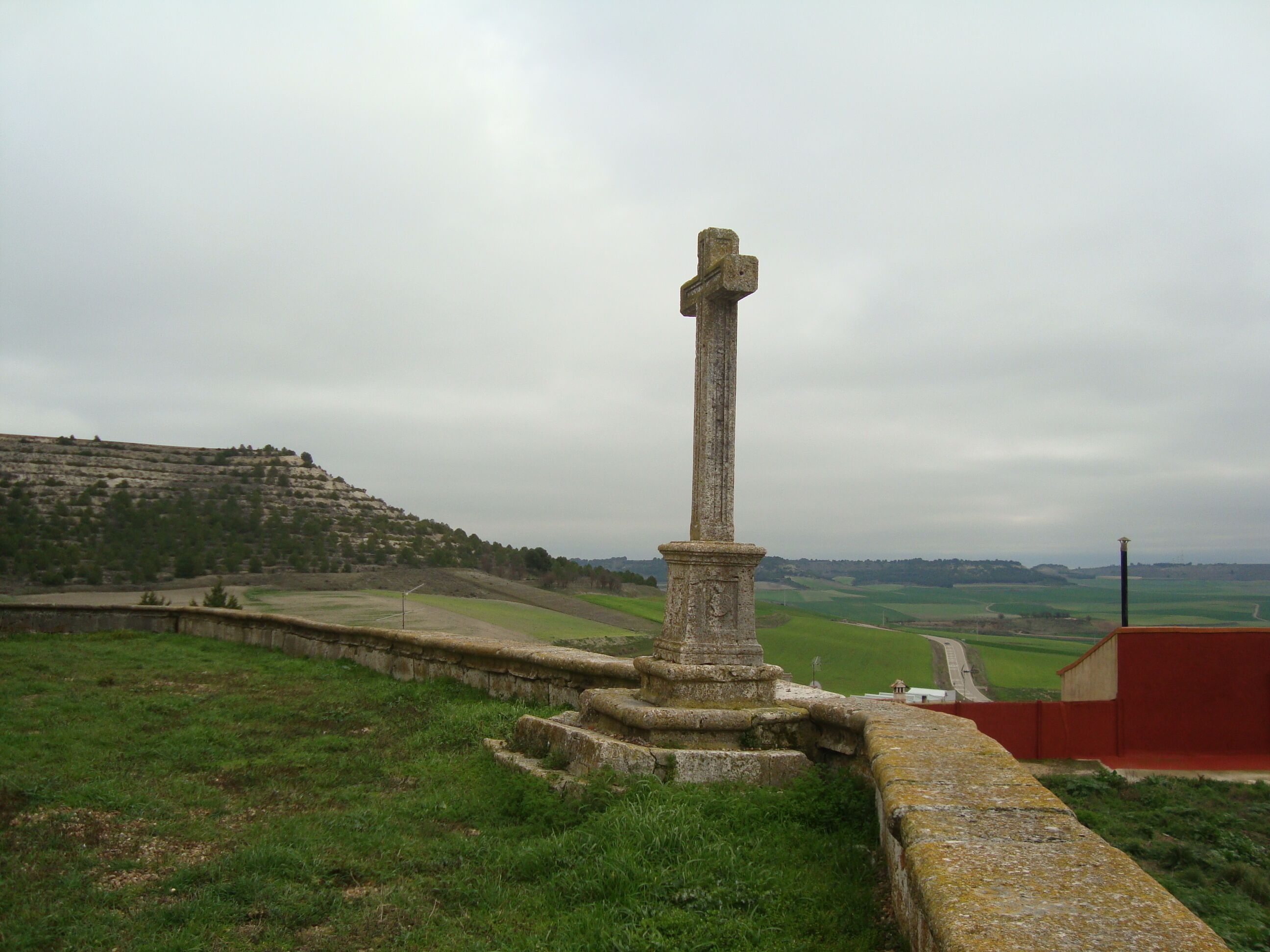 Crucero en la iglesia parroquial de San Millán, en lo alto de la localidad de Velliza (Valladolid).