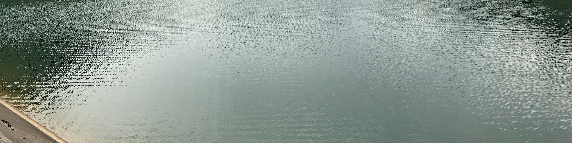 Vista parcial del embalse de Aixola en situado en el término municipal de la localidad guipuzcoana de Elgueta (País Vasco, España) que represa el río Aixola, perteneciente a la cuenca del Deva, formando un embalse destinado al consumo de agua potable.