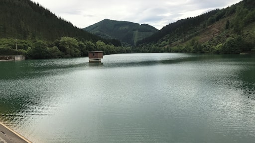 Vista parcial del embalse de Aixola en situado en el término municipal de la localidad guipuzcoana de Elgueta (País Vasco, España) que represa el río Aixola, perteneciente a la cuenca del Deva, formando un embalse destinado al consumo de agua potable.
