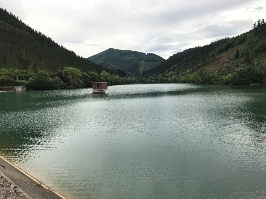 Vista parcial del embalse de Aixola en situado en el término municipal de la localidad guipuzcoana de Elgueta (País Vasco, España) que represa el río Aixola, perteneciente a la cuenca del Deva, formando un embalse destinado al consumo de agua potable.