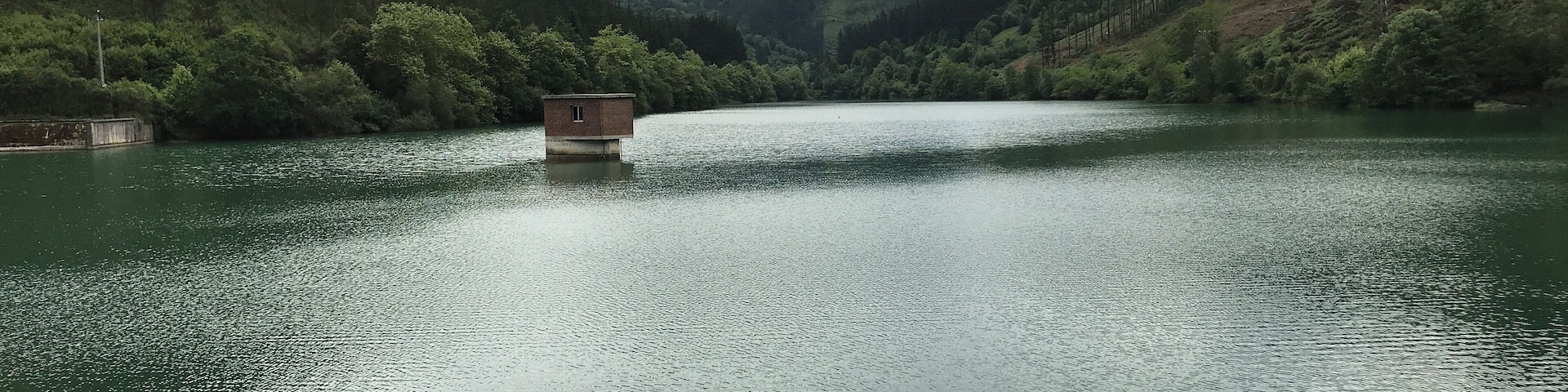 Vista parcial del embalse de Aixola en situado en el término municipal de la localidad guipuzcoana de Elgueta (País Vasco, España) que represa el río Aixola, perteneciente a la cuenca del Deva, formando un embalse destinado al consumo de agua potable.