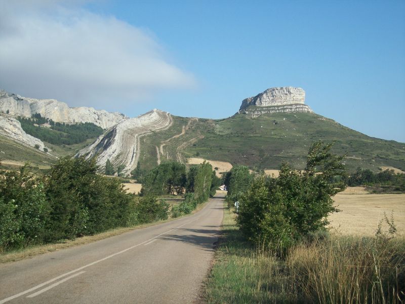 Peña Castillo en el término municipal de Humada, Burgos, Castilla y León, España).