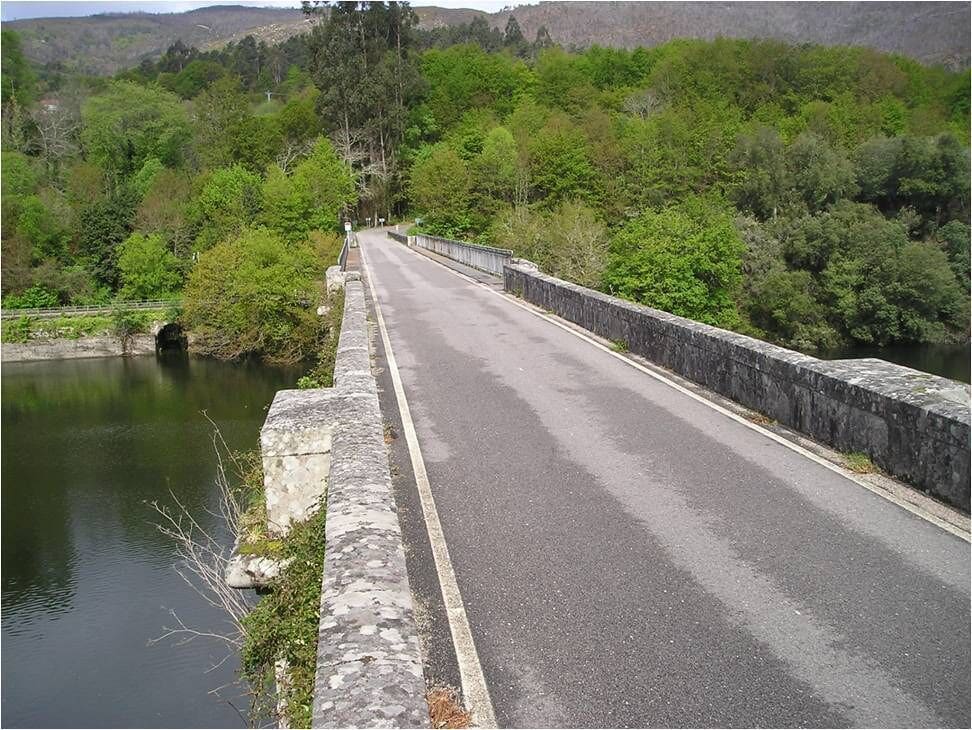 Antiguo Puente sobre el Río Miño entre Cortegada y Filgueira.