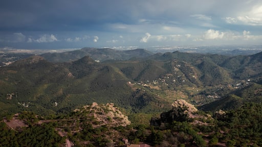 Un paysage montagneux caractérisé par de vastes forêts, des affleurements rocheux et des villages dispersés.