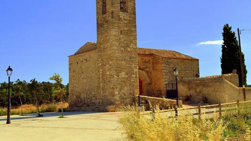Esmentada a mitjan segle XII, l'església de Sant Gil és un edifici romànic, del segle XII, reformada l'any 1561.