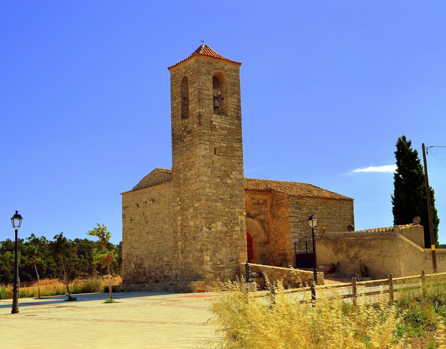 Esmentada a mitjan segle XII, l'església de Sant Gil és un edifici romànic, del segle XII, reformada l'any 1561.