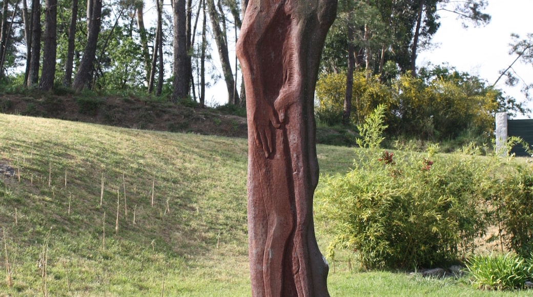 Escultura de Juan Otero García "Eiravella", fronte á Casa do Concello de Portas (Pontevedra)