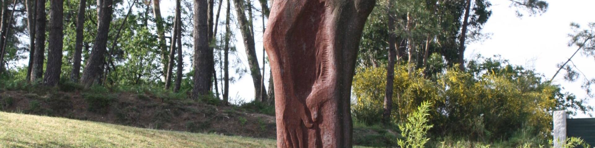 Escultura de Juan Otero García "Eiravella", fronte á Casa do Concello de Portas (Pontevedra)