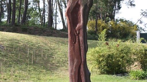 Escultura de Juan Otero García "Eiravella", fronte á Casa do Concello de Portas (Pontevedra)
