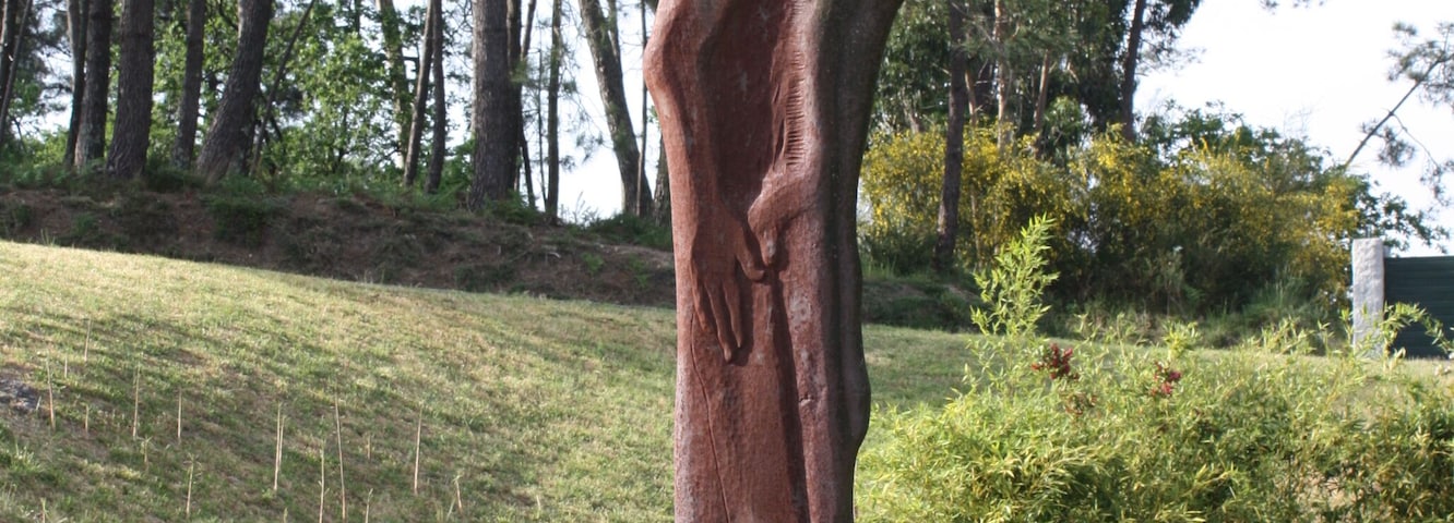 Escultura de Juan Otero GarcĂa "Eiravella", fronte ĂĄ Casa do Concello de Portas (Pontevedra)