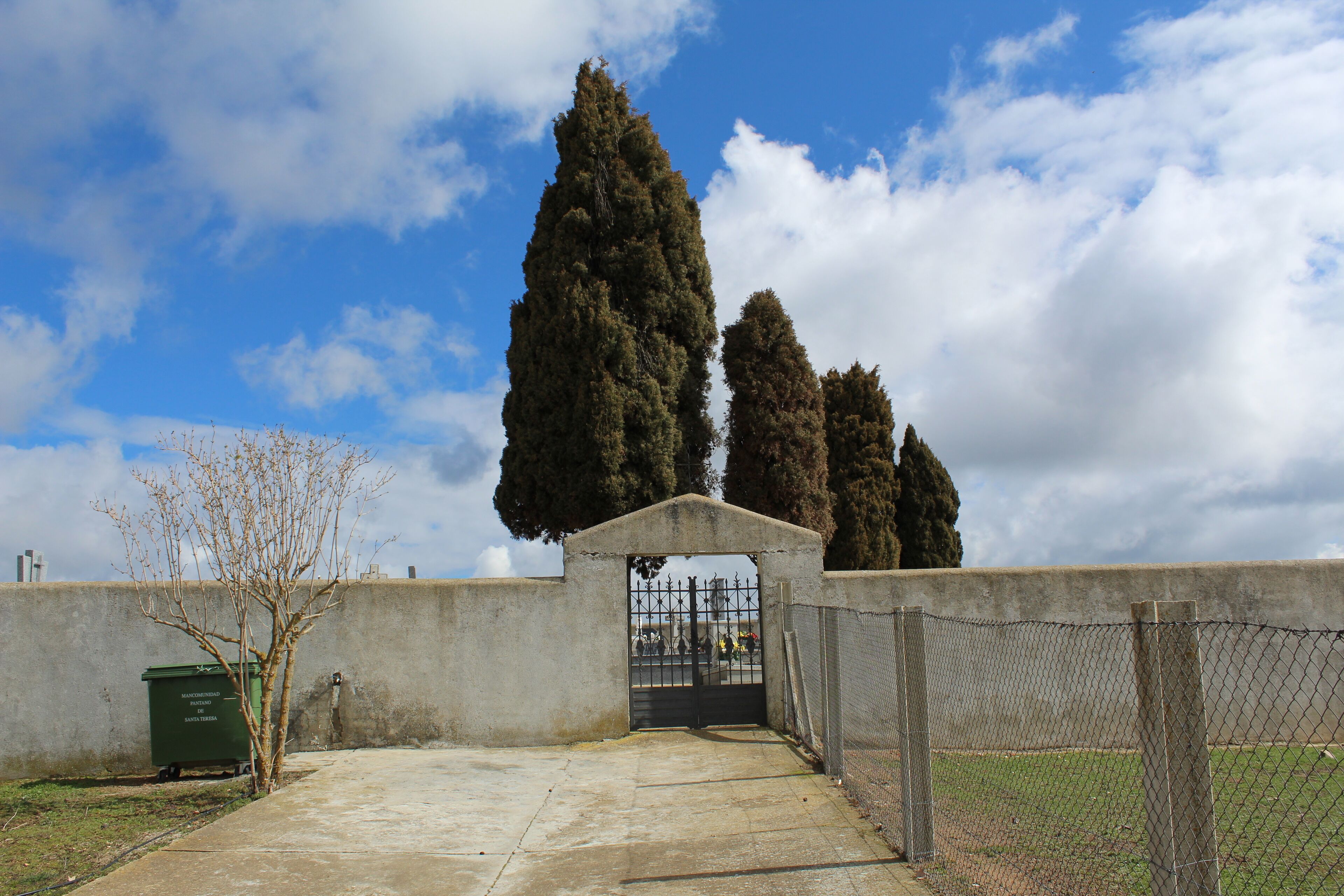 Cementerio de Monterrubio de la Sierra, situado en la calle Cementerio.
