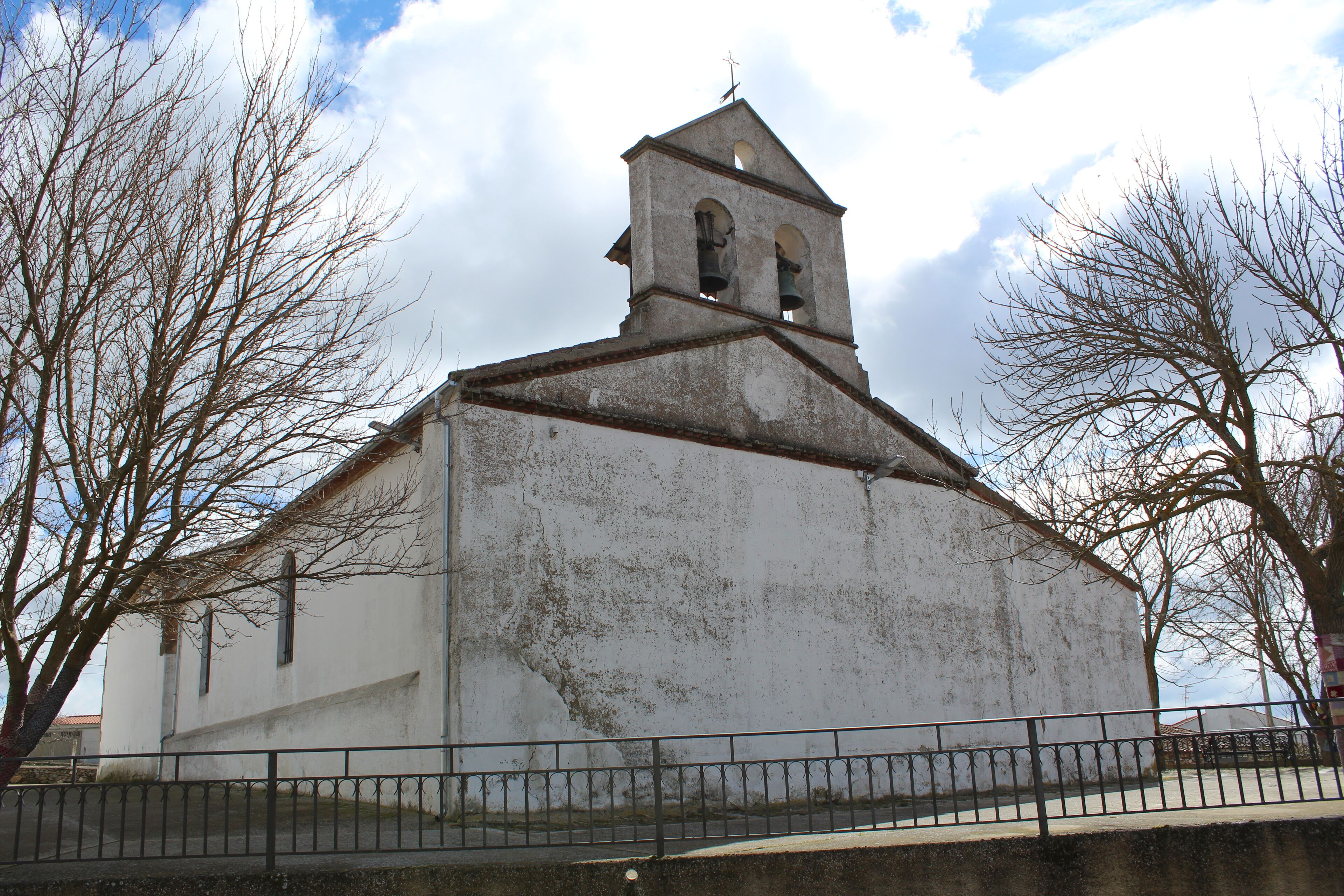 Frontal de la Iglesia de San Miguel Arcángel en Monterrubio de la Sierra, entre la Calle Alba y la Calle de la Iglesia.